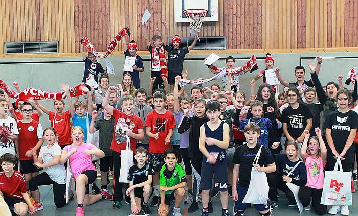Freude über Teilnahme und Preise beim VCN-Volleyballturnier am Werner-Heisenberg-Gymnasium. Foto: VCN 77