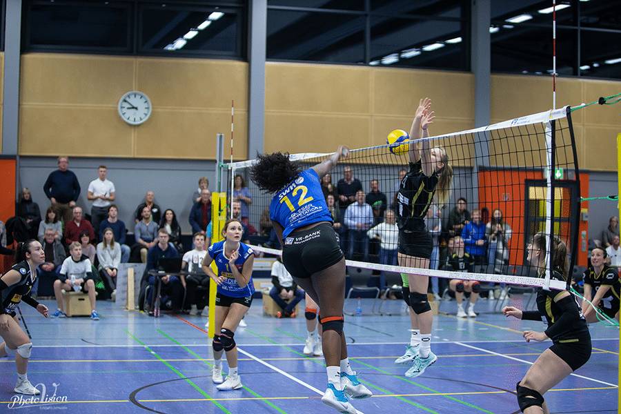 Sarah Kamarah (12) gehörte beim 3:1-Erfolg gegen Waldgirmes mit ihren Angriffsbällen zur absoluten Machtwinnerin in der Partie. Fotos: PhotoVision/Eckhard Schwabe