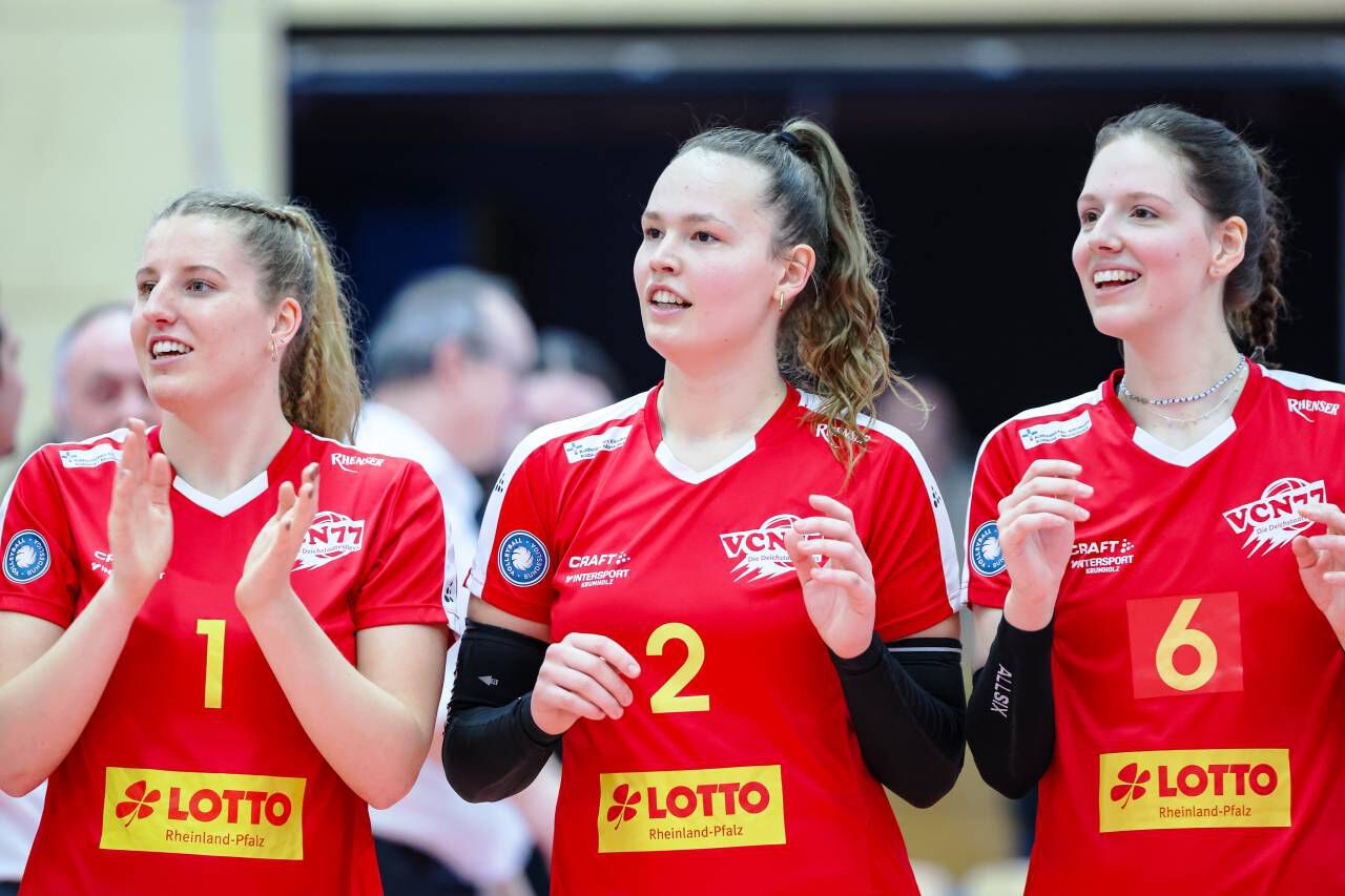 Carla Fuchs, Amelie Brockhoff und Finja Kurz werden das letzte Spiel der Deichstadtvolleys in der Heimat bestreiten. Foto: Tobias Jenatschek