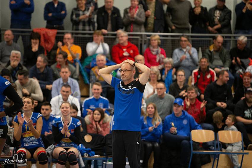 VCN-Trainer Dirk Groß möchte zurück in die Erfolgsspur. Nach der jüngsten 0:3-Niederlage seines Teams in Dresden erwarten die Deichstadtvolleys am Samstagabend Wiesbaden II. Fotos: PhotoVision/Eckhard Schwabe.