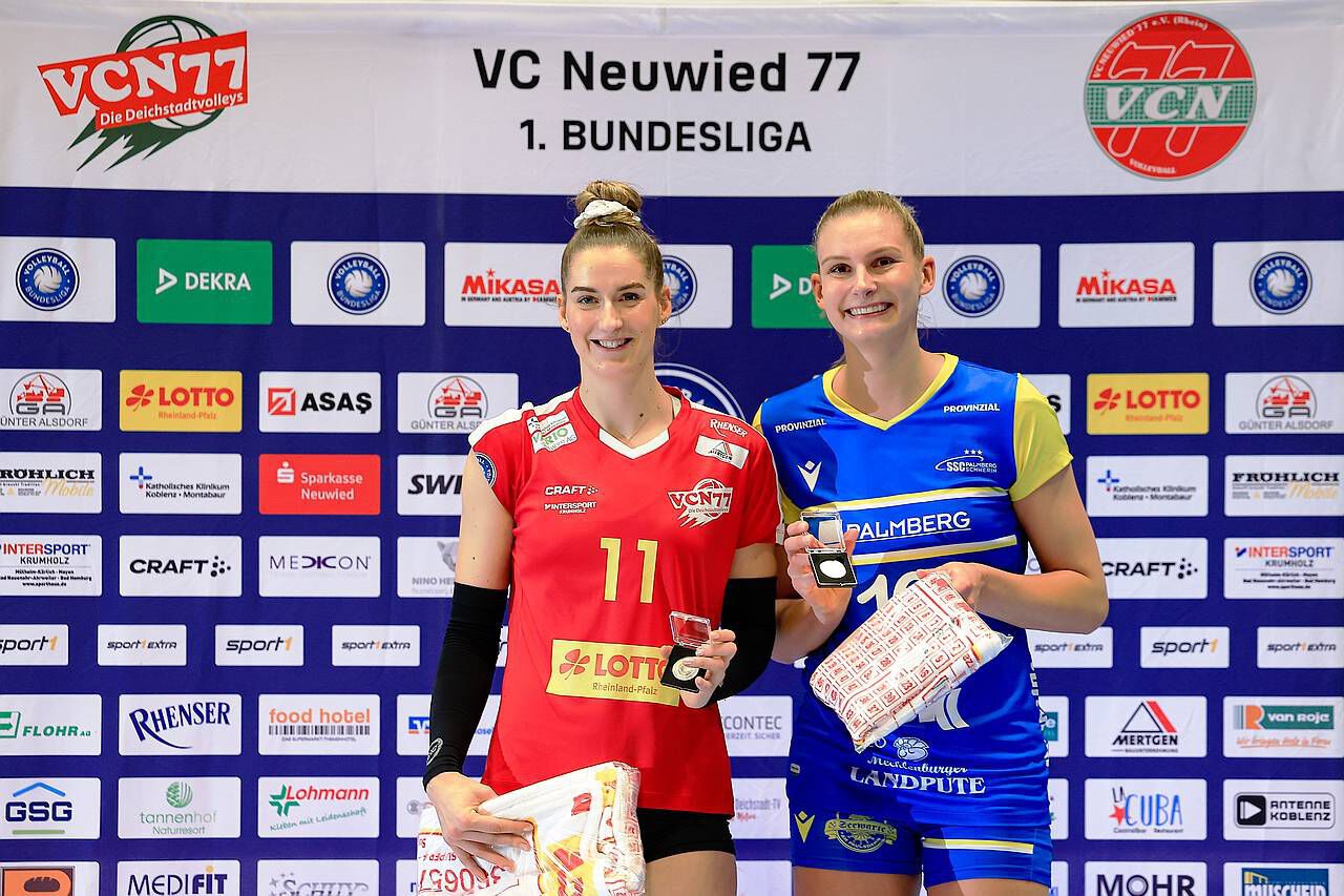 Hinspiel in der CGM-Arena: Laura Berger wurde mit der Schweriner Mittelblockkollegin Indy Baijens zur MVP gewählt (Foto: Tobias Jenatschek)